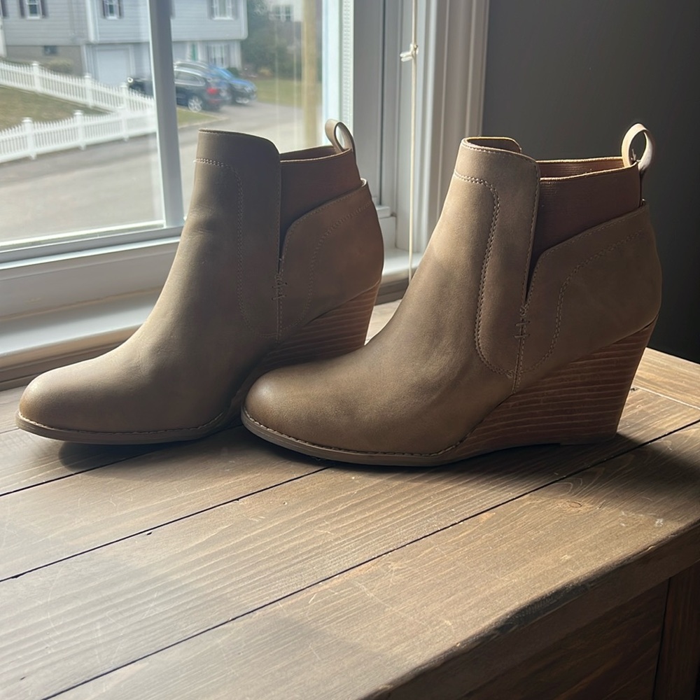 NWOT DV Dolce Vita brown wedge booties sz 11